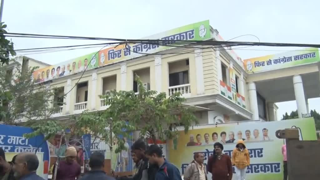 CG NEWS : कांग्रेस भवन के बाहर लगे ठेलों को हटाया गया, कई जगहों पर दिन भर से चल रही प्रशासन की बुलडोजर..