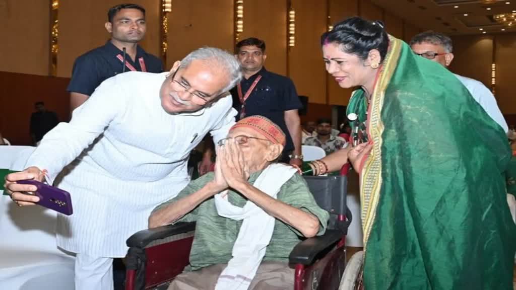 CG NEWS : मुख्यमंत्री भूपेश बघेल छत्तीसगढ़ के कलाकारों से हुए रू-ब-रू, कहा -छत्तीसगढ़िया संस्कृति को संवारने में