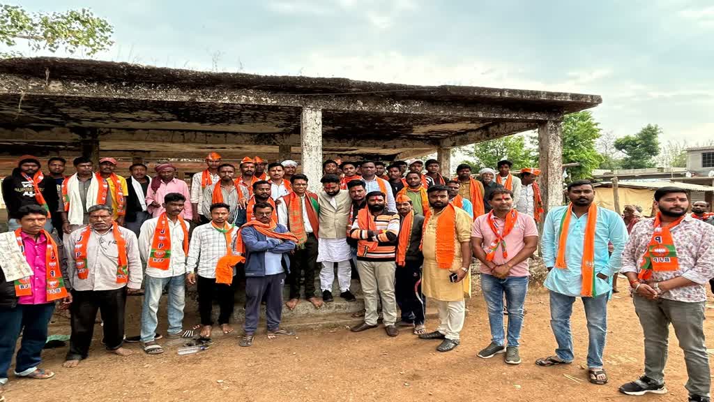 CG NEWS : दुर्गूकोंदल के युवाओं ने मोदी जी को तीसरी बार प्रधानमंत्री बनाने लगाई चौपाल....