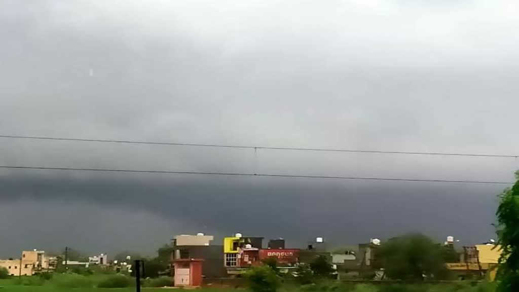 CG NEWS : छत्तीसगढ़ के कुछ जिलों में गरज-चमक के साथ बारिश के आसार, सुबह से छाए हुए हैं घने बादल