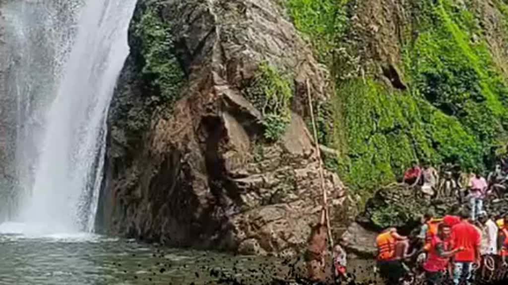 CG NEWS : पिकनिक मनाने गए दो दोस्तों की जलप्रपात में डूबने से दोनों की मौत