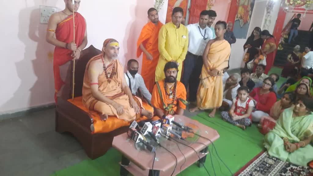 CG News : शंकराचार्य ने दिया बड़ा बयान,  अपराध रोकने शराबबंदी जरूरी...