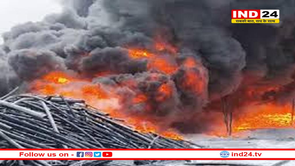 पीथमपुर की पाइप फैक्ट्री में लगी भीषण आग, 10 किमी दूर से दिख रहीं लपटें
