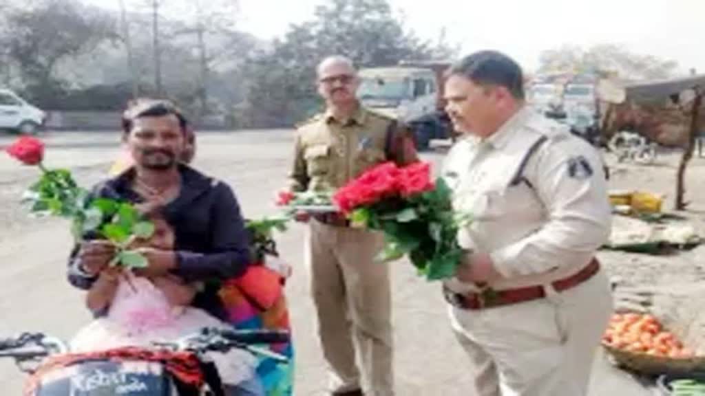 CG NEWS : छत्तीसगढ़ में यातायात के प्रति लोगों को जागरूक करने सड़क पर फूल लेकर खड़े दिखे पुलिस के जवान.....