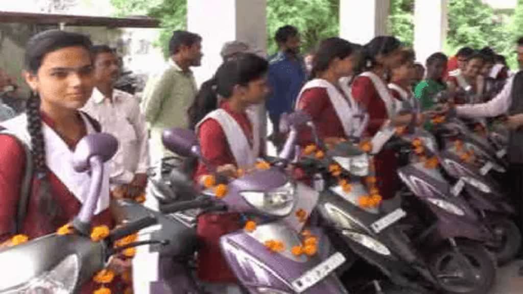 12वीं पास करने वाली लड़क‍ियों को मुफ्त म‍िलेगी स्‍कूटी, इस राज्य की सरकार ने किया बड़ा ऐलान
