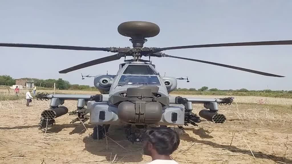 MP के भिंड में एयरफोर्स के अपाचे हेलीकॉप्टर में आई तकनीकी खराबी, खेतों में करानी पड़ी इमरजेंसी लैडिंग