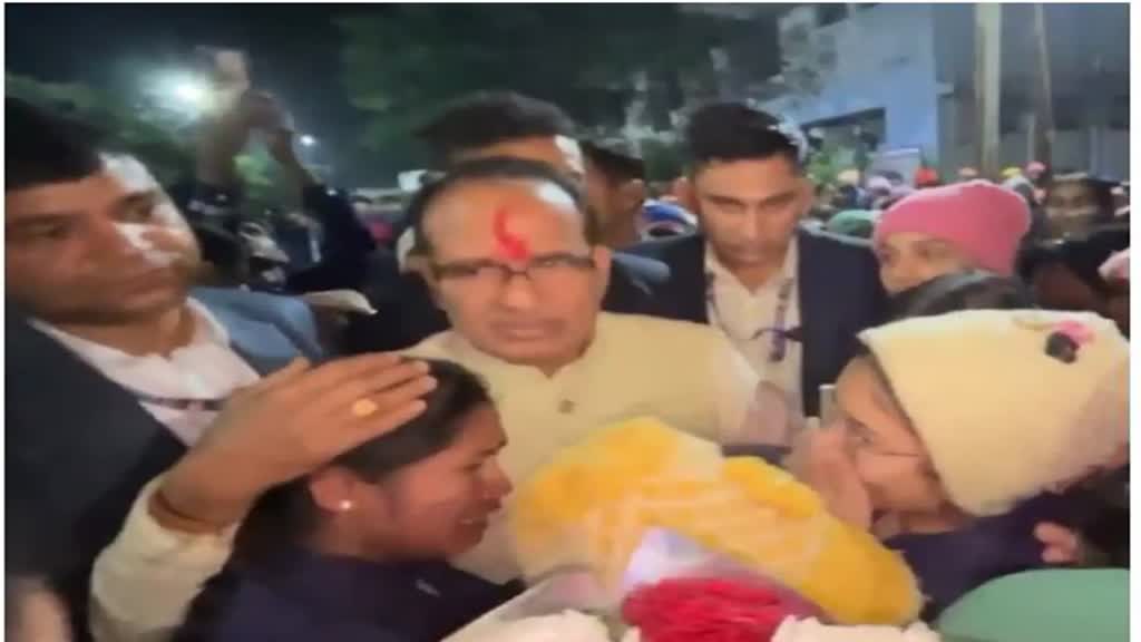 पूर्व मुख्यमंत्री शिवराज सिंह चौहान अमरकंटक प्रवास पर, जबलपुर में बच्चियां लिपटकर रोईं, नारे लगाए- वी वॉन्ट मामा जी
