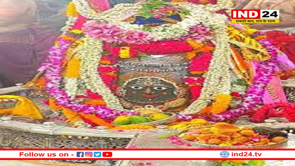 आंकड़े की माला और मस्तक पर मुकुट पहनकर भस्म आरती में सजे बाबा महाकाल