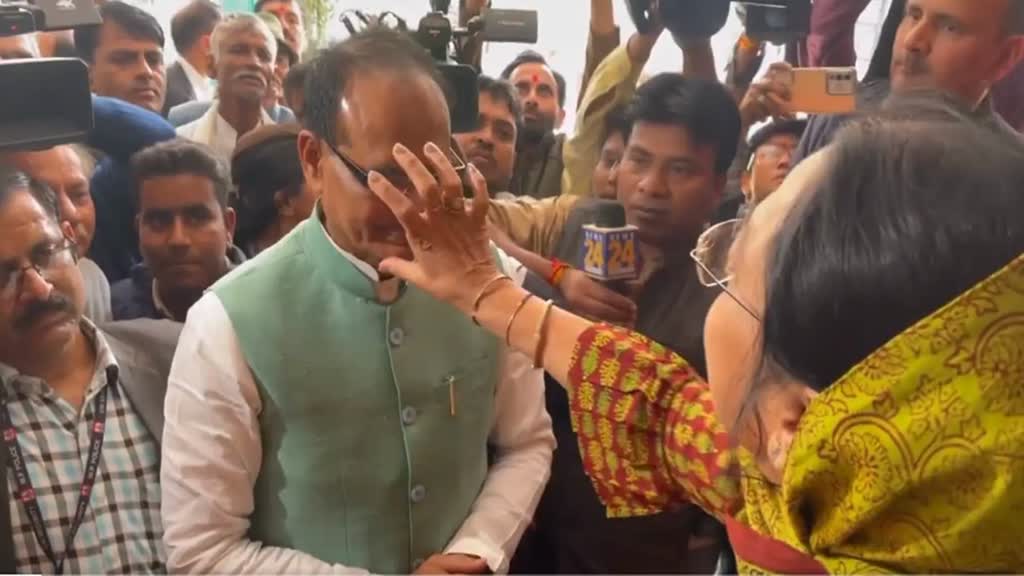 सीएम आवास खाली करने से पहले शिवराज ने कहा-पता बदल रहा है, लेकिन आपके भैया, मामा के दरवाजे हमेशा आपके लिए खुले रहेंगे