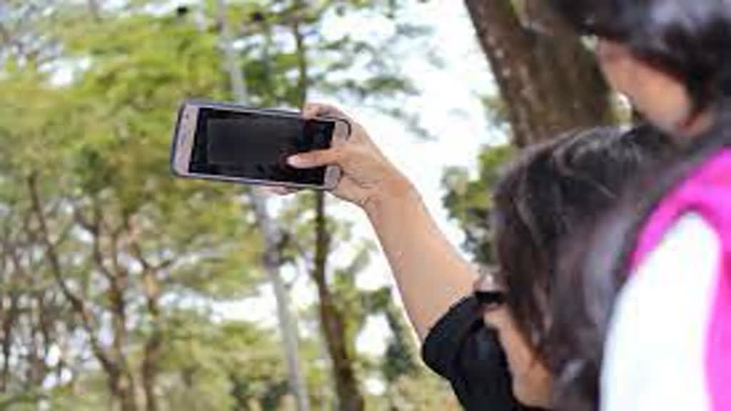 CG NEWS : छत्तीसगढ़ में सेल्फी के चक्कर में हुए हादसे पहाड़ पर चढ़ क्लिक कर रहा था फोटो, फिसला पैर और खाई में जा गिरा युवक