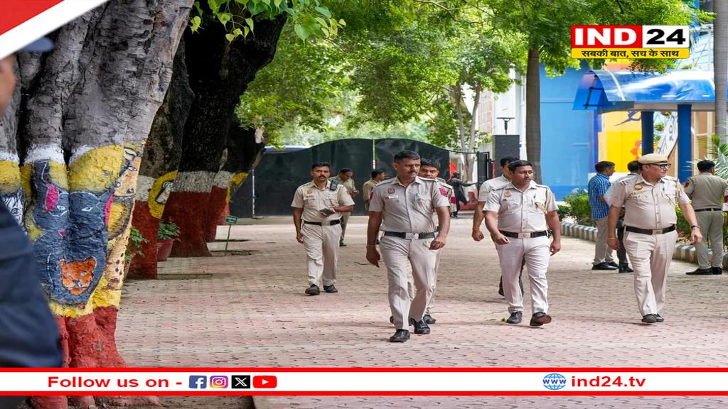 DPS समेत दिल्ली के कई स्कूलों में फिर से बम की धमकी, परिसर कराया गया खाली