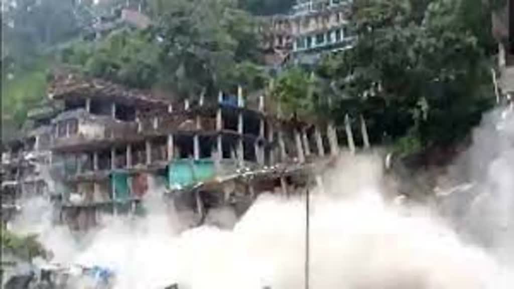 हिमाचल में भारी बारिश का कहर जारी, कुल्लू में पहाड़ धंसा, 7 इमारतें जमींदोज