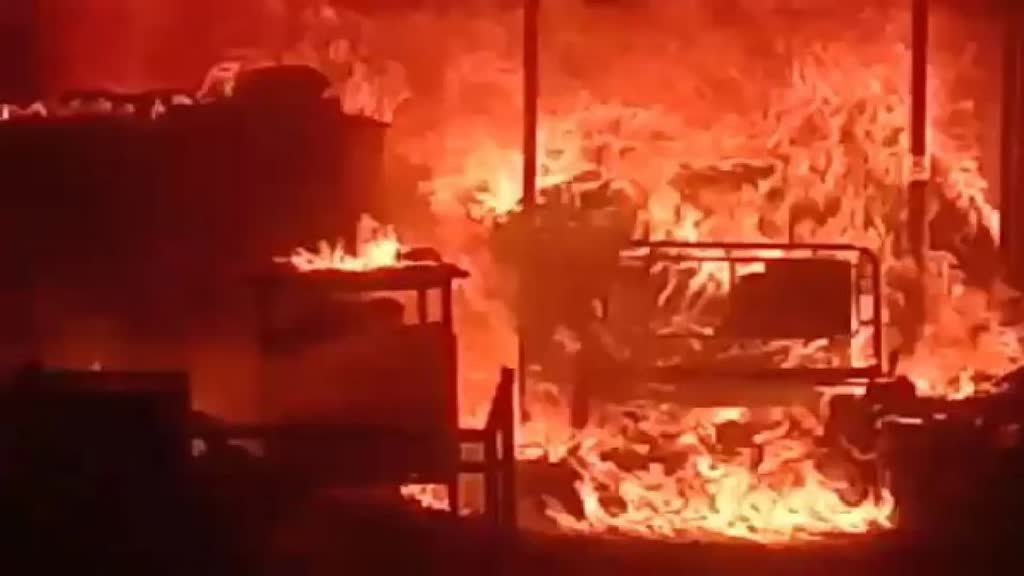 CG NEWS : टेंट हाउस में भड़की भीषण आग, दुकानदार पर मंडराया रोजी-रोटी का संकट कड़ी मशक्कत के बाद आग पर पाया काबू....