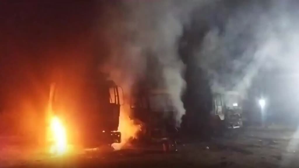 CG NEWS : Chhattisgarh के Dantewada में नक्सलियों का तांडव नक्सलियों ने भांसी डामर प्लांट में लगाई आग...