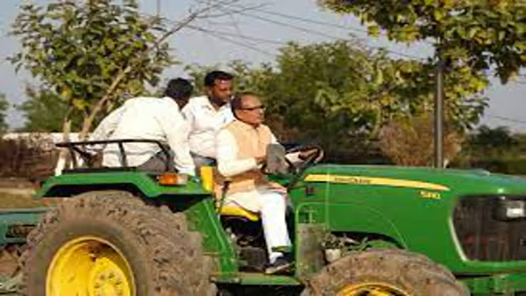 पूर्व सीएम शिवराज सिंह चौहान ने चलाया ट्रैक्टर, खेत में की चने की बुआई