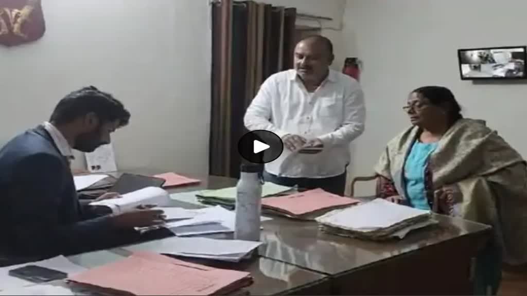 Rajasthan News: भू-माफियाओं से परेशान बुजुर्ग महिला ने की न्याय की गुहार, SDM को ज्ञापन सौंप लगाया ये आरोप 