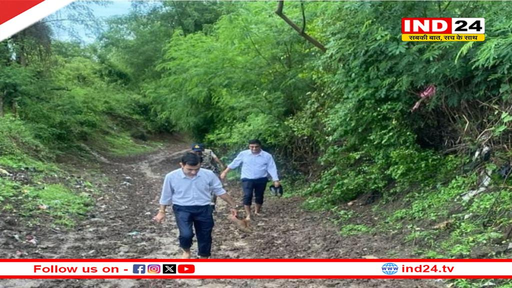 कीचड़ से भरे रास्ते... पैदल चलकर गांव पहुंचे विदिशा कलेक्टर अंशुल गुप्ता, किया जमीनी निरीक्षण