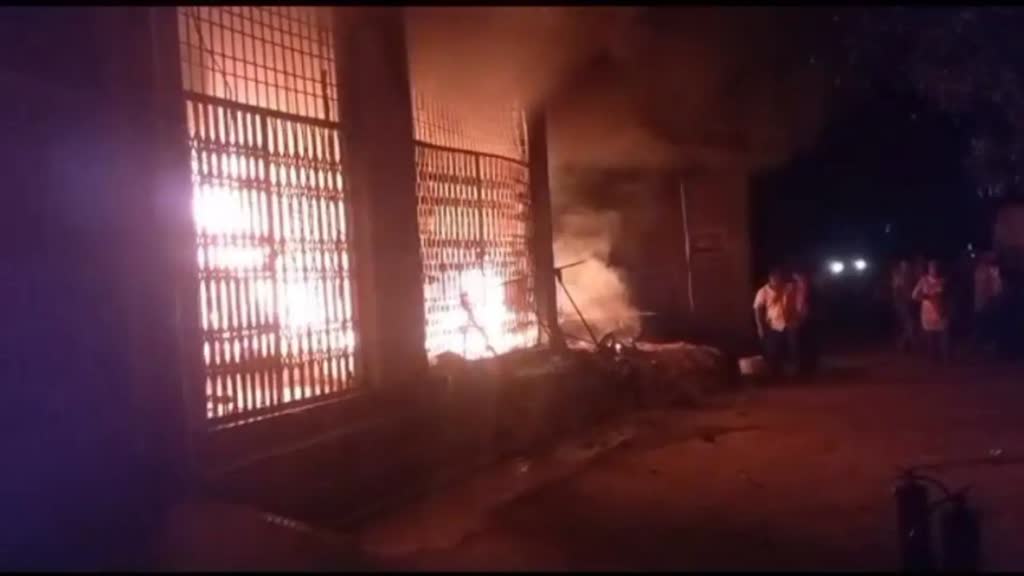 CG NEWS :  स्टेशनरी  में लगी भीषण आग, लाखों का सामान हुआ राख 