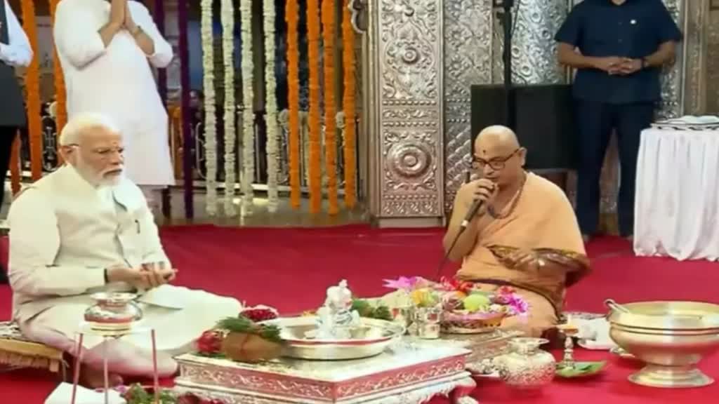 PM Modi ने पुणे के श्रीमंत दगडूशेठ मंदिर में की पूजा, शहर को देंगे कई विकास परियोजनाओं की सौगात 