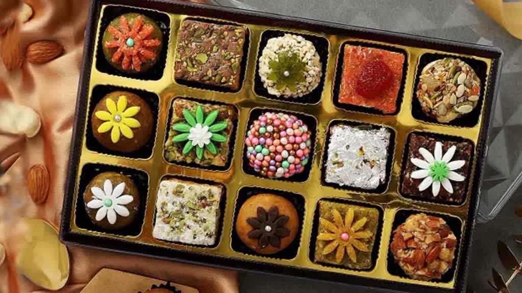 Health Tips: फेस्टिव सीजन में मिठाई खाने का होता है अलग ही मजा, इन तरीकों से चुनें हेल्दी मिठाई 