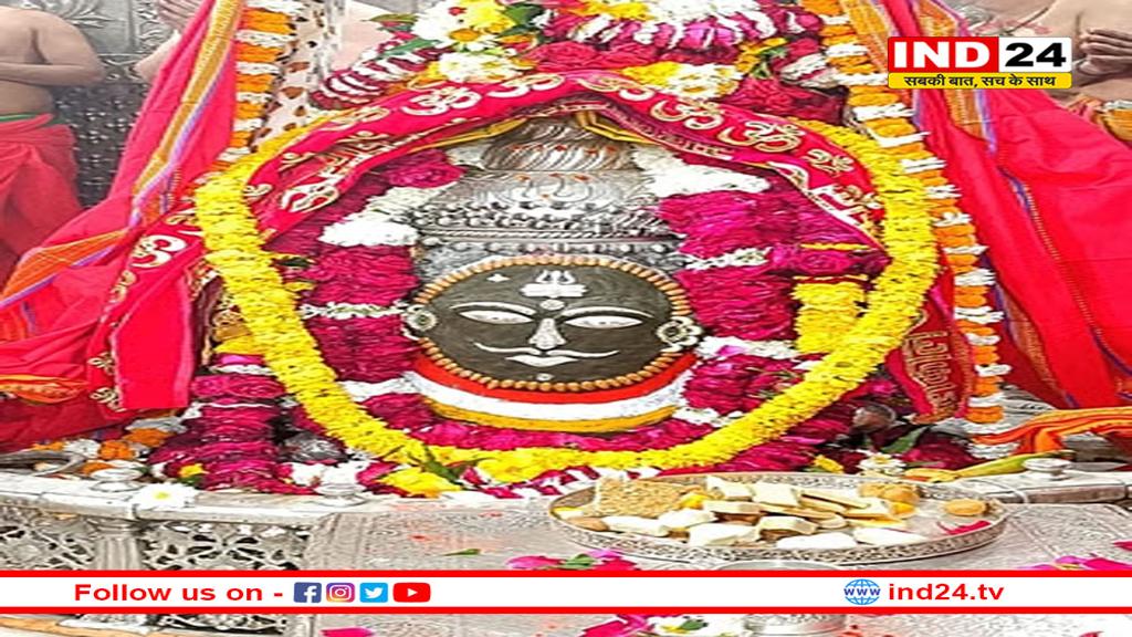 भस्म रमाने के साथ त्रिपुंड, त्रिशूल और रुद्राक्ष से सजे बाबा महाकाल