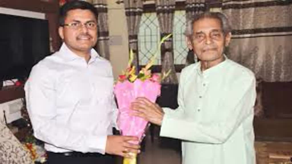 CG NEWS : पद्मश्री पुरस्कार से नवाजे गए कत्थक नर्तक रामलाल बरेठ का कलेक्टर ने किया अभिनंदन, हरसंभव मदद का दिलाया भरोसा