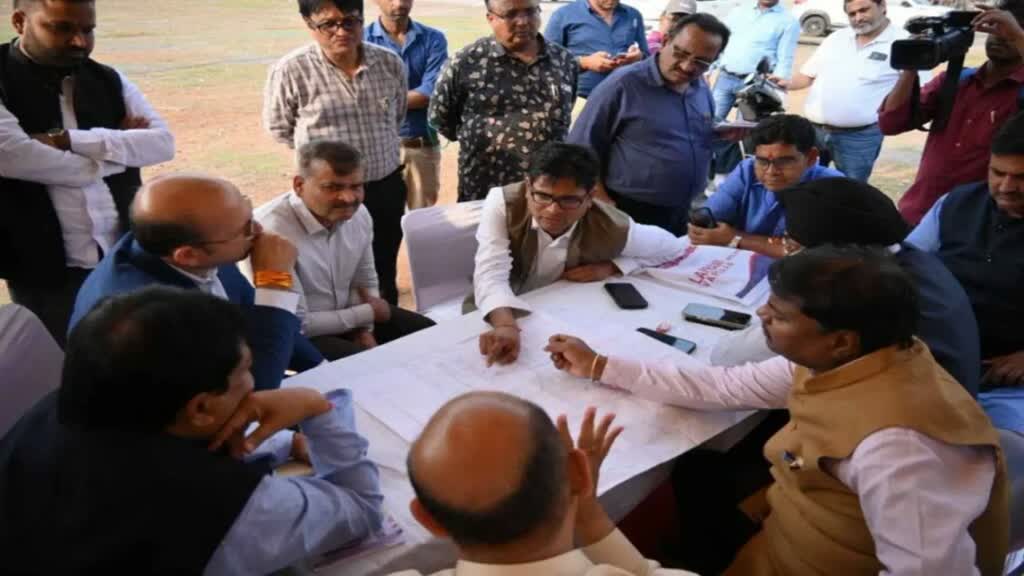 CG NEWS :  MLA ओपी चौधरी ने साइंस कॉलेज मैदान में शपथ ग्रहण समारोह की तैयारियों का लिया जायज़ा ।