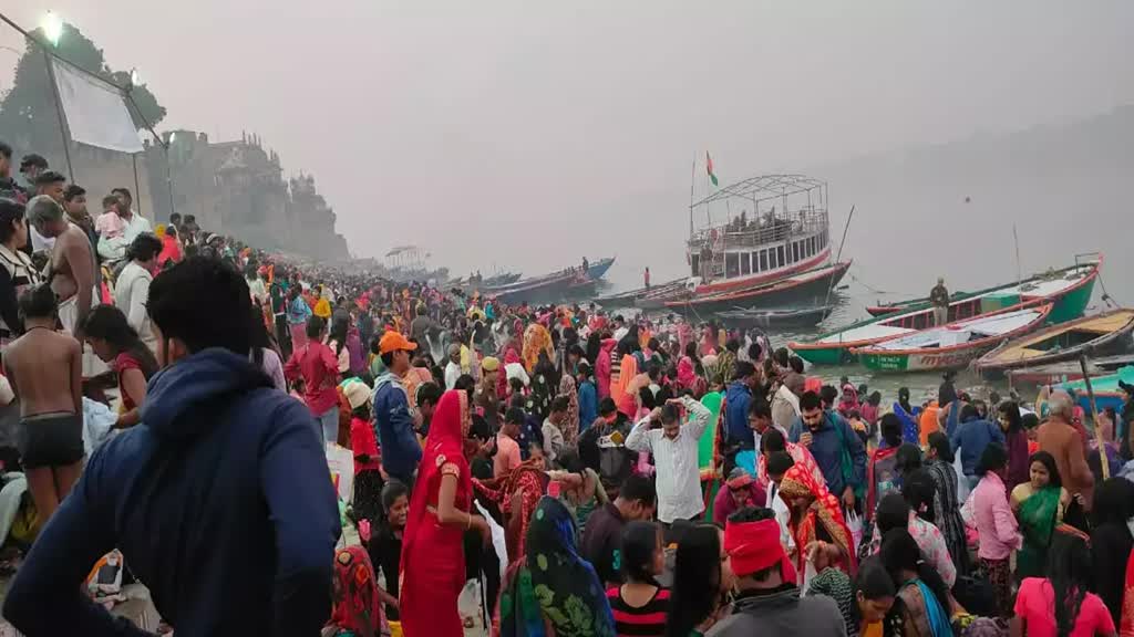 CG NEWS: कार्तिक पूर्णिमा पर श्रद्धालुओं ने लगाई गंगा में डुबकी, कार्तिक पूर्णिमा के मौके पर किया गंगा स्नान...