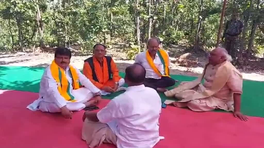 CG NEWS :  भाजपा में शामिल होने के लगाए जा रहे है कयास ,श्री हरिकोटा चिंतामणि महाराज से मिले... 