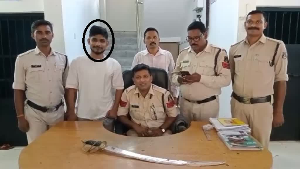 CG NEWS : छत्तीसगढ़ बस्ती में  तलवार लहराकर लोगों को डराने वाला आरोपी गिरफ्तार...