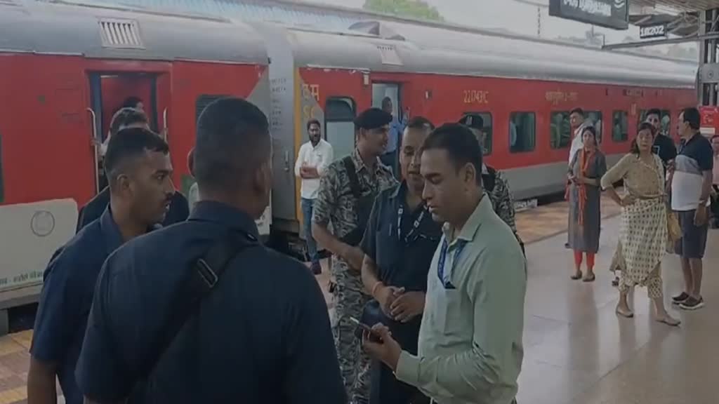 CG NEWS : रेलवे स्टेशन में राहुल गांधी दौरे को लेकर बढ़ाई गई सुरक्षा, बड़ी संख्या में सुरक्षा में जवान तैनात।