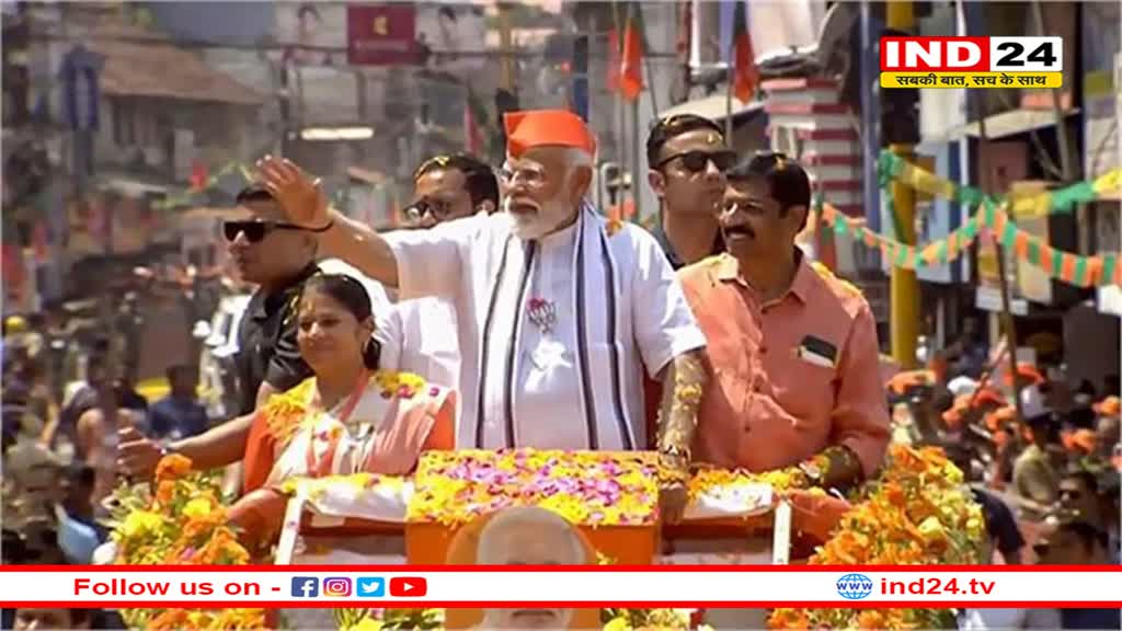 भगवा रंग की टोपी पहन पीएम मोदी ने किया रोड शो, लोगों ने की पुष्प वर्षा