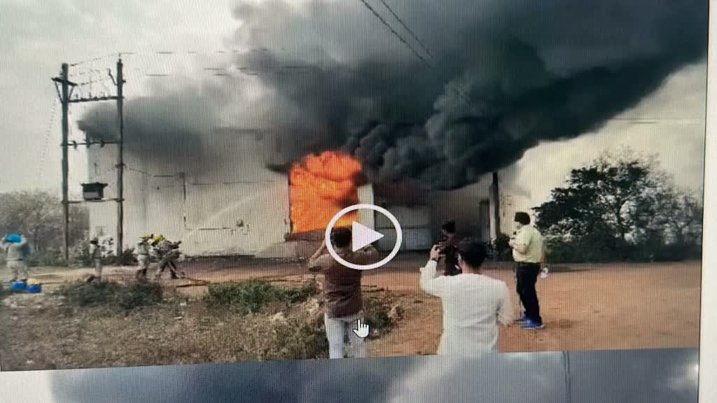 CG NEWS :  राजधानी में गद्दे की फैक्टरी में लगी भीषण आग, मचा हड़कंप, कई निजी फैक्ट्रियों से मगाई दमकल की गाड़ियां