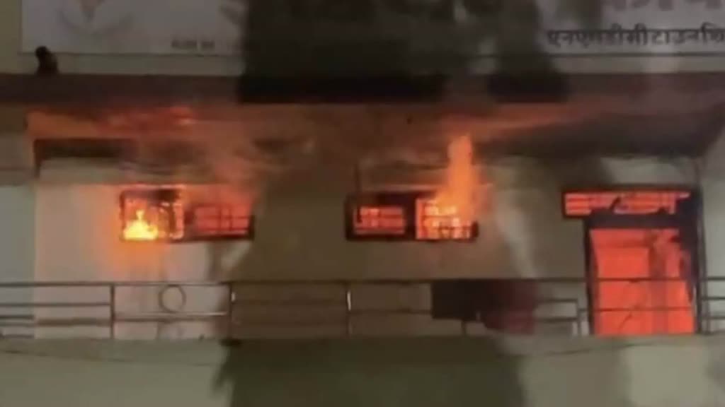 CG News :  इंडियन काफी हाउस में लगी भयंकर आग, आग लगने से अफरा-तफरी का माहौल.....