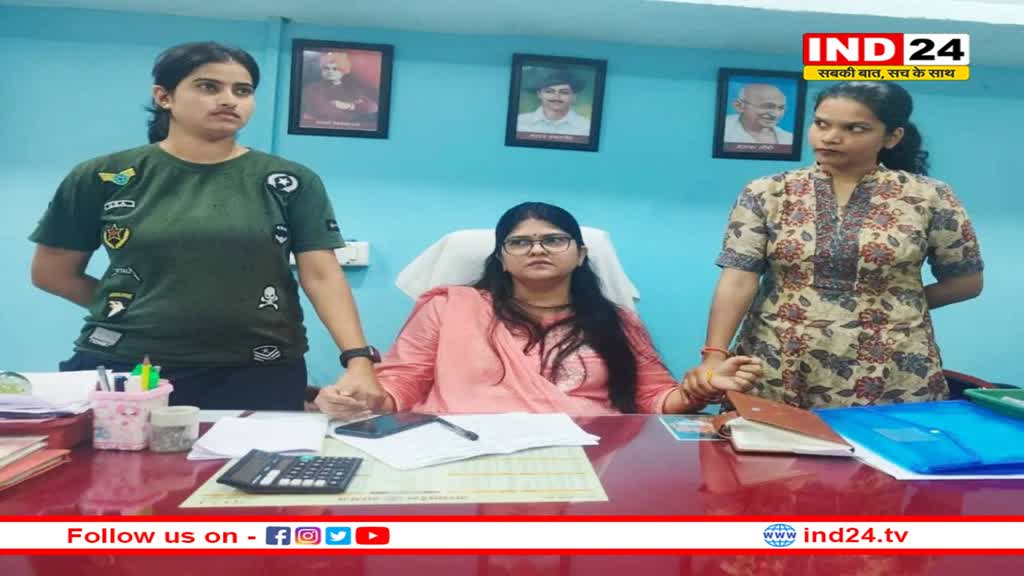 मैडम जी दफ्तर में बैठकर गिन रही थीं नोट, अचानक पहुंच गई लोकायुक्त की टीम