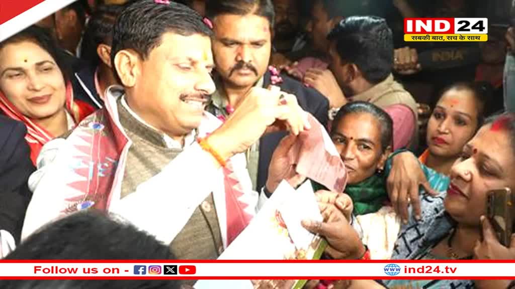 मुख्यमंत्री डॉ. मोहन यादव ने पारसधाम कॉलोनी में किए अयोध्या में राम मंदिर दर्शन के लिए आमंत्रण कार्ड वितरित