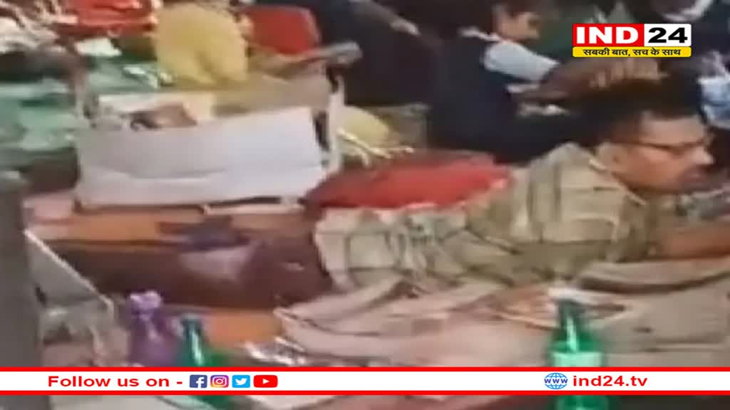 शराब पीकर बच्चों को पढ़ाने पहुंच गया शिक्षक, क्लास रूम में बच्चों के बीच लेट गया, CM ने लिया एक्शन , टीचर निलंबित 