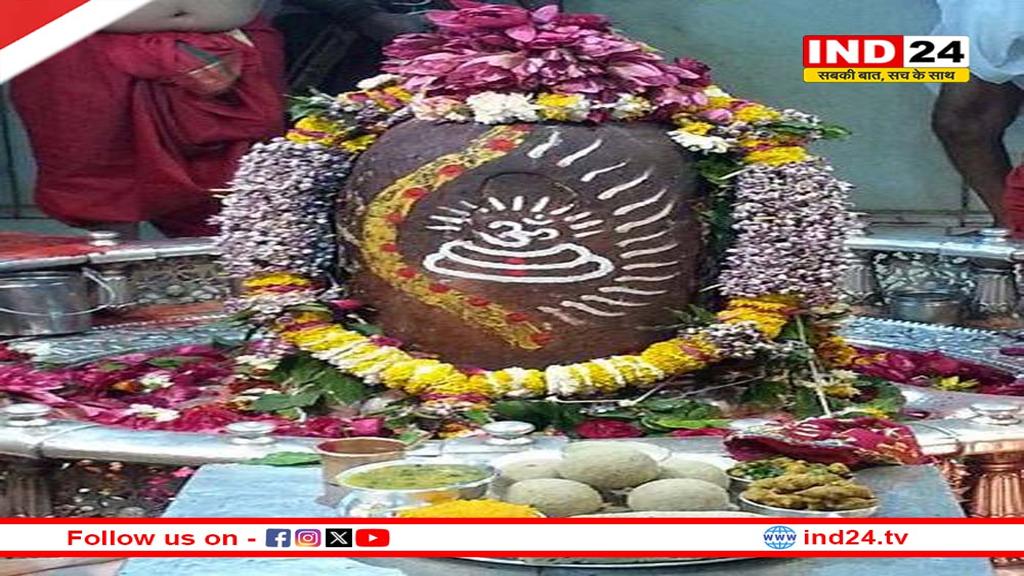 बाबा महाकाल के गले में रुद्राक्ष और मोगरे की माला के साथ मस्तक पर नजर आया त्रिपुंड
