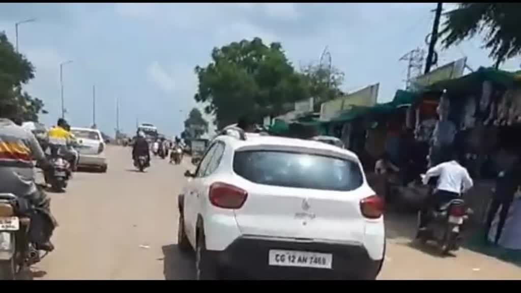 CG NEWS : सनकी ड्राइवर की दरिंदगी, बोनट पर  युवक को लटकाकर आधा Km तक घसीटने की हैवानियत| वीडियो हुआ Viral