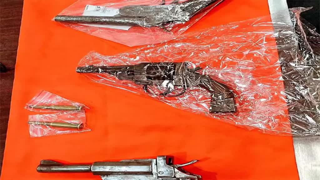 CG NEWS  : छत्तीसगढ़ पुलिस ने हथियार तस्करों को किया गिरफ्तार, 3 देसी कट्टा और कारतूस भी बरामद...