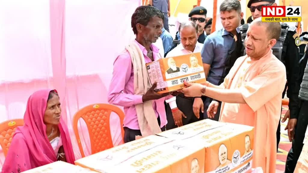 UP NEWS: बाढ़ प्रभावित क्षेत्र में सीएम योगी ने किया दौरा, बांटी राहत सामग्री