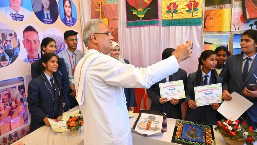 CG News : मुख्यमंत्री भूपेश बघेल ने प्रतिभावान विद्यार्थियों का किया सम्मान....
