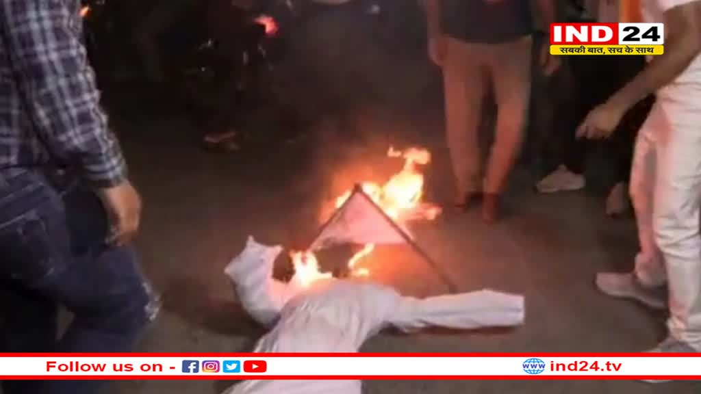 पंडित प्रदीप मिश्रा का पुतला जलाया, राधारानी का विवाद सड़कों पर आया