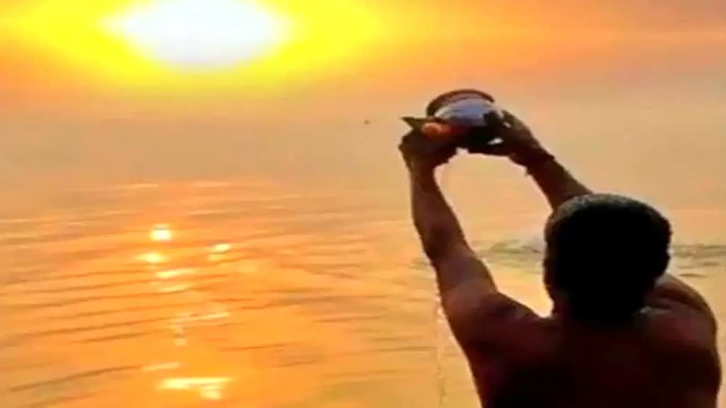 सूर्य को अर्ध्य देने या जल चढ़ाने में न करें ये गलतियां, बढ़ेगी परेशानियां