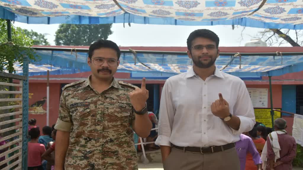 CG NEWS : जिला निर्वाचन अधिकारी, मयंक चतुर्वेदी, पुलिस अधीक्षक गौरव राय ने किया मतदान, आम नागरिकों को मतदान करने के लिए किए अपील 