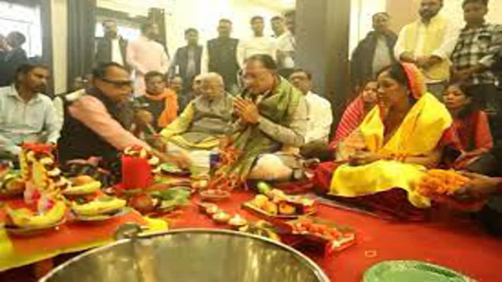 CG NEWS : सीएम साय ने धर्मपत्नी के साथ गृहग्राम में कैम्प कार्यालय का किया शुभारंभ.....