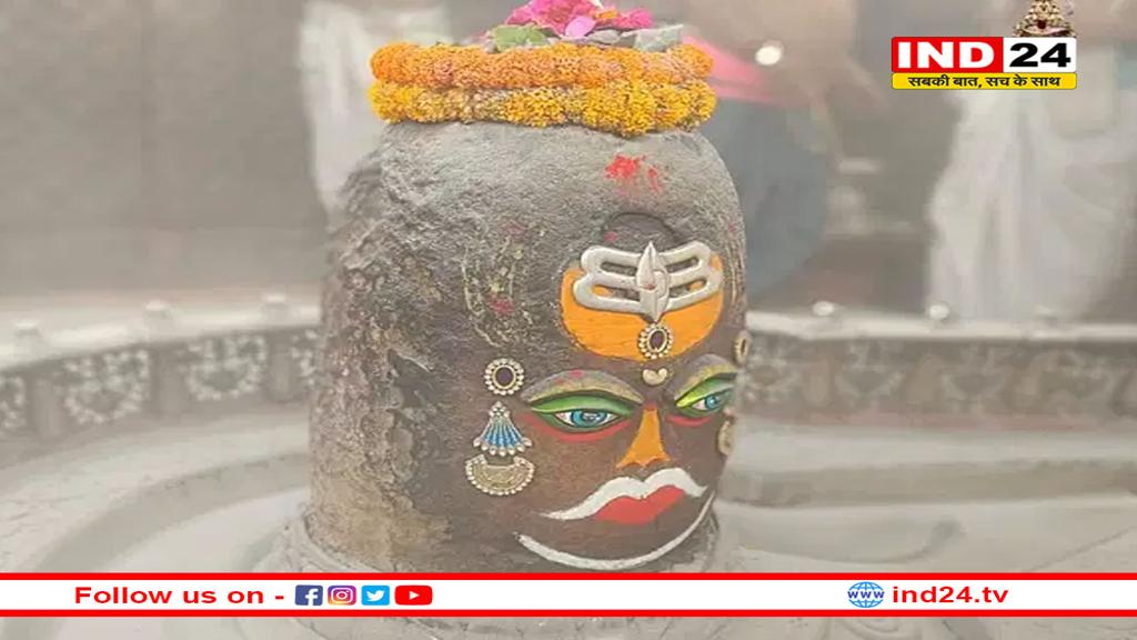 मस्तक पर त्रिपुंड धारण कर सजे बाबा महाकाल