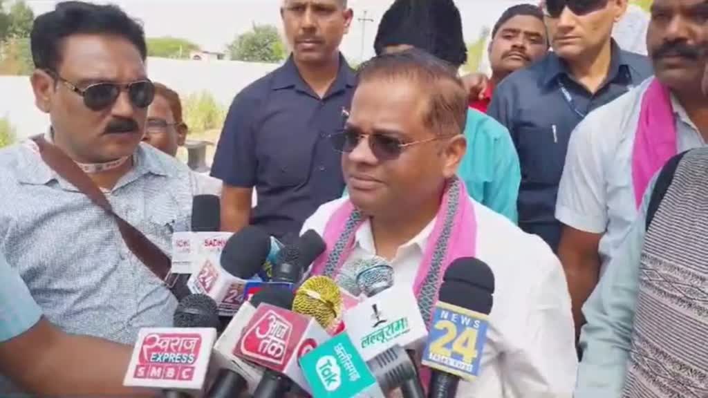 CG NEWS : अमित जोगी पिता की समाधि पर आशीर्वाद लेने पहुंचे कहा - जनता के सामने मैं नतमस्तक हूं, वही परिणाम तय करेगी। 