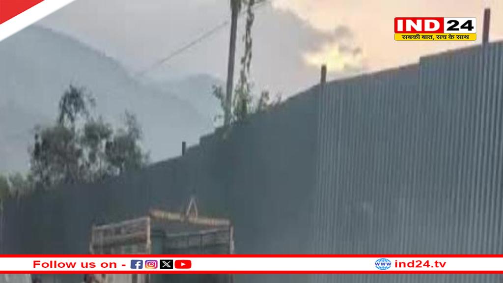 सड़क दुर्घटना के लिए स्टोन क्रेशर संचालक पर लापरवाही का आरोप, ग्रामीणों ने किया प्रदर्शन