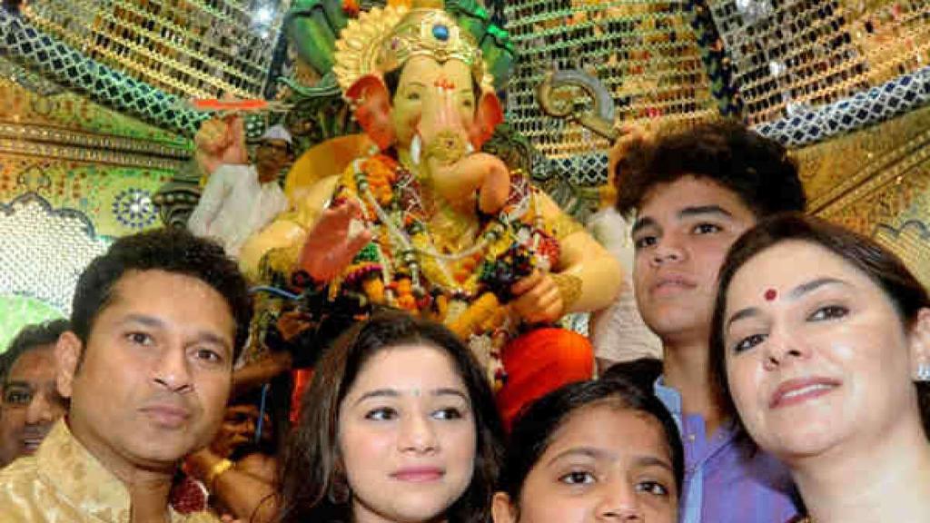 परिवार संग लालबाग पहुंचे सचिन तेंदुलकर, सारा की सादगी और संस्कारों ने जीता दिल